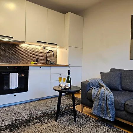 Urban Premium No 3, Free Private Parking, Self Check-in Apartment